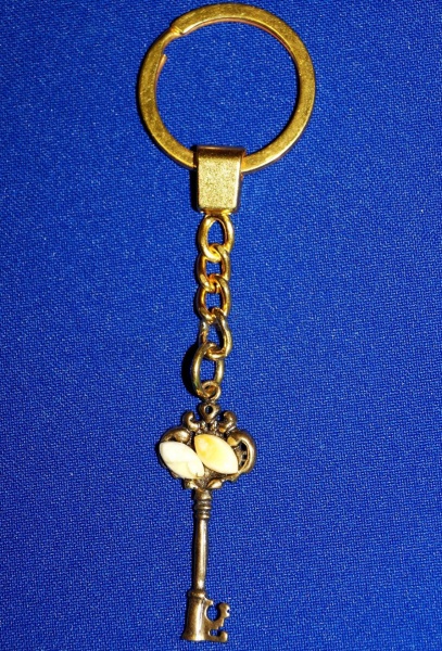 Брелок ключик с янтарем 