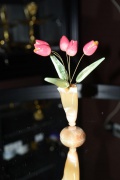 Тюльпаны в вазе из селенита